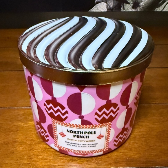 New North Pole Punch 3-Wick 14.5oz Candle Bath & Body Works - Picture 4 of 4